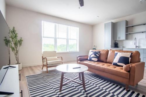 Kuchyň nebo kuchyňský kout v ubytování Comfortable 1BR Suite w Pool Parking Gym 08