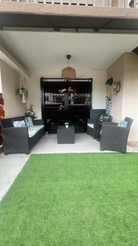 a living room with couches and a green rug at Luxurious and comfortable 1 level in Juan López