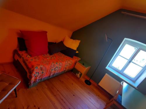 a bedroom with a bed and a window at Apartment Altes Kino in Sitzenberg