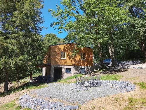 El edificio en el que está el chalet de montaña