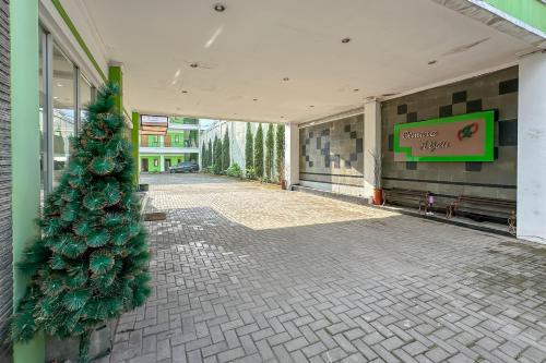 a christmas tree in the middle of a building at Hotel Cemara Hijau Mitra RedDoorz in Bandung