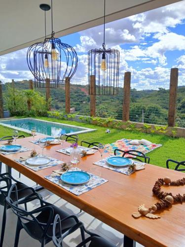 Kolam renang di atau dekat dengan Casa linda, com piscina e área de lazer completa.
