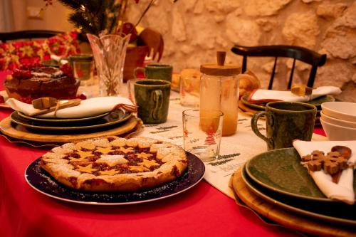 a table with a table cloth with a pie on it at The Oaks in Spigno Saturnia
