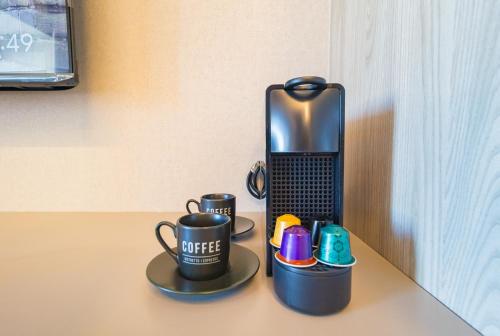 a table with two coffee mugs on top of it at Prime Grand Vitrali Moema in Sao Paulo