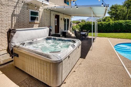 Pool and Hot Tub Access Luxury Roy Oasis!の敷地内または近くにあるプール
