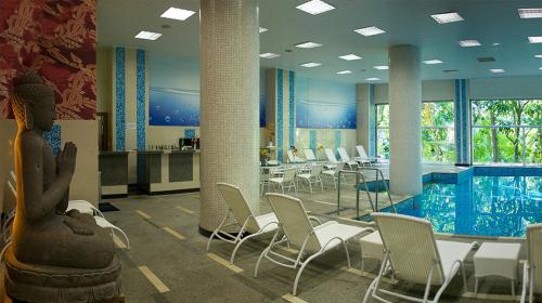 Bazén v ubytování Hotel Porto Real Resort nebo v jeho okolí