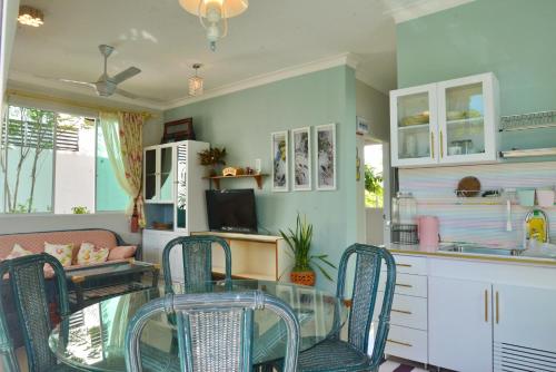 Кухня или мини-кухня в Rafiki Homestay Hibiscus 2R1BR

