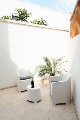 two white chairs and a table on a balcony at Le Stanze di Lucia vicino Ospedale Cardinale Panico a Tricase in Tricase