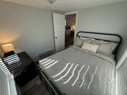 un dormitorio con una cama en una habitación en The Lighthouse - Perfect Location Near Beach, en Hampton