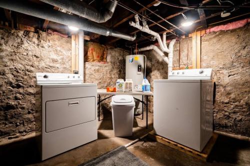 une salle de bain avec deux lavabos et un WC dans l'établissement Historic Comfy German Village Haus Sleeps6petsok, à Columbus