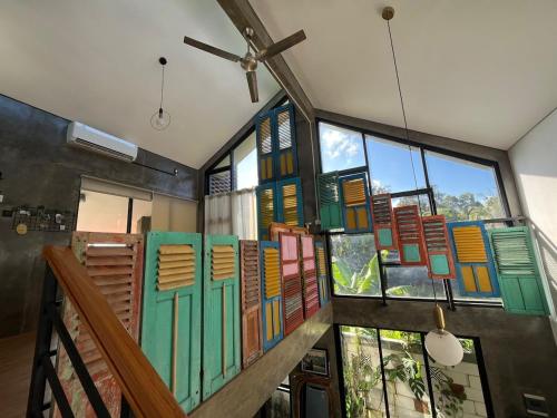 a room with a bunch of stained glass windows at Ilona Huis in Patalan