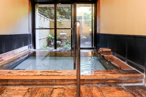 a pool of water in theoyer of a house at Ichinomata Onsen Kanko Hotel in Shimonoseki