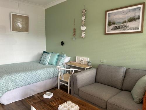 Postel nebo postele na pokoji v ubytování Coasters 25