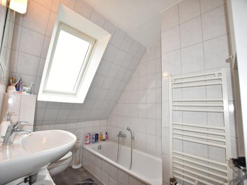 ein Badezimmer mit Waschbecken und Badewanne in der Unterkunft Ferienzimmer in Kröpelin in Brusow