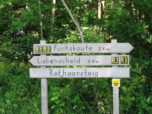 a street sign in front of some trees at Ferienhaus in Liebenscheid nahe Fuchskaute in Liebenscheid