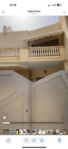 Una imagen de una cocina con un estante y un sello de cocina. en Villa vue sur mer, en Saidia 