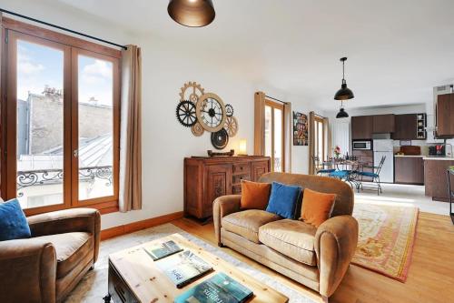 un salon avec un canapé et une table dans l'établissement Fully Renovated Apartment In Montmartre, à Paris