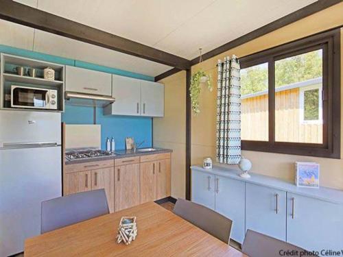 Køkken eller tekøkken på Chalet confortable avec terrasse pour 5 personnes - API-1-52-388