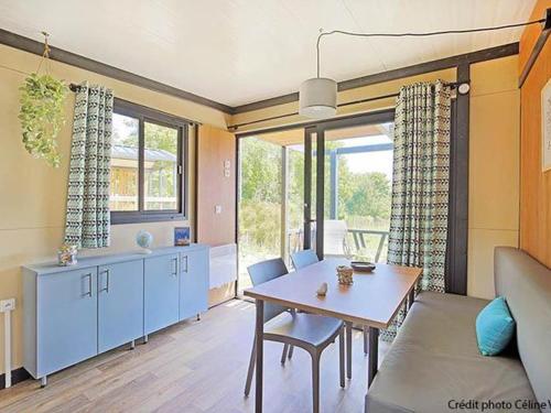 Et opholdsområde på Chalet confortable avec terrasse pour 5 personnes - API-1-52-388