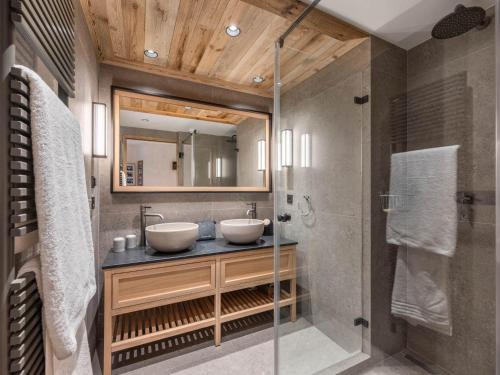 Duplex chic ski aux pieds avec parking et balcon à Méribel