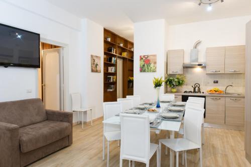 een keuken en eetkamer met een tafel en stoelen bij House Gregorio in Rome