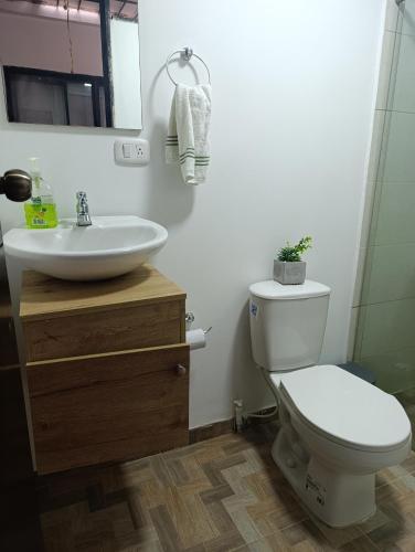 a bathroom with a toilet and a sink at Apartamento comodo in Cali