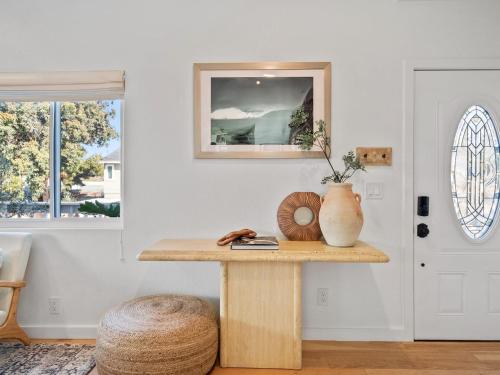 a table with a vase on it in a room at Luxe Ob Retreat Sauna, Bikes & Beach Nearby in San Diego