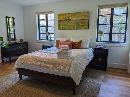 Ένα ή περισσότερα κρεβάτια σε δωμάτιο στο Art Lover's Retreat - Stunning 2br