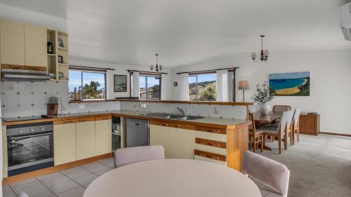 Η κουζίνα ή μικρή κουζίνα στο Tura Beach Capes View House