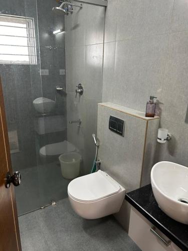 Bilik mandi di Modern 5BR Villa in Thrissur