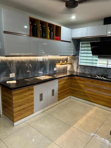 Dapur atau dapur kecil di Modern 5BR Villa in Thrissur