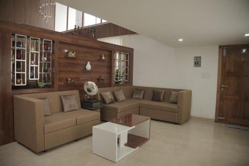 Ruang duduk di Modern 5BR Villa in Thrissur