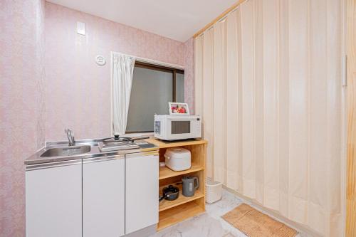 Η κουζίνα ή μικρή κουζίνα στο Ueno home2 10-minute walk from Ueno Station, 4-minute walk from Inaricho Station, 10-minute walk to Asakusa, 1F