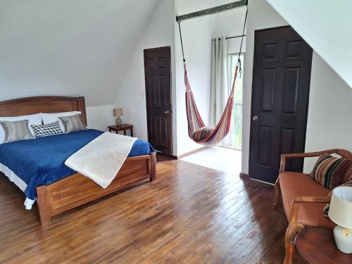 Кровать или кровати в номере Casa Luna Poás Costarica