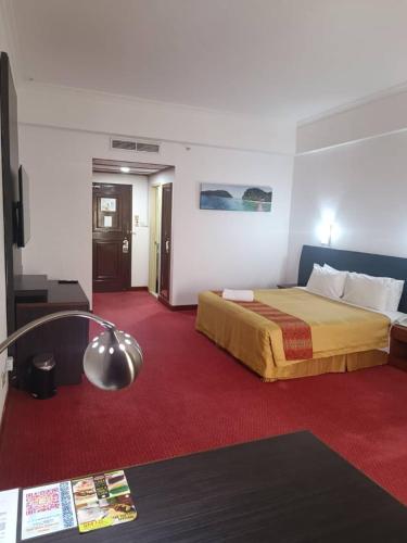 Ένα ή περισσότερα κρεβάτια σε δωμάτιο στο Hotel Grand Continental Kuching