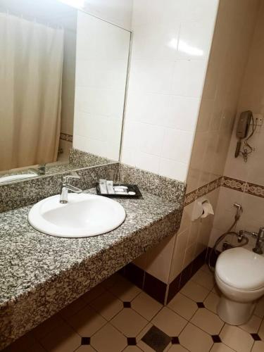 Ένα μπάνιο στο Hotel Grand Continental Kuching