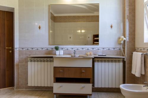 a bathroom with a sink and a mirror at Hotel Roberto Sinaia in Sinaia