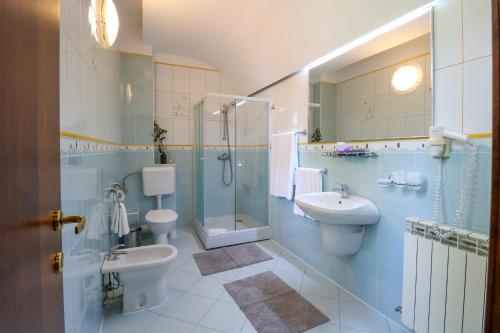a bathroom with two toilets and a shower and a sink at Hotel Roberto Sinaia in Sinaia