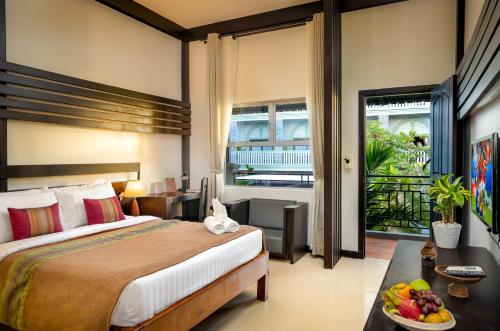 Ένα ή περισσότερα κρεβάτια σε δωμάτιο στο Reveal Angkor Hotel
