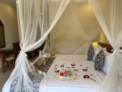Postel nebo postele na pokoji v ubytování Inang Villa ubud