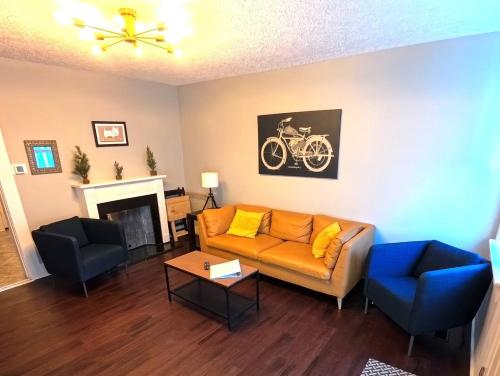 a living room with a couch and two chairs at Blenkner Bungalowgvillagepetsok in Columbus