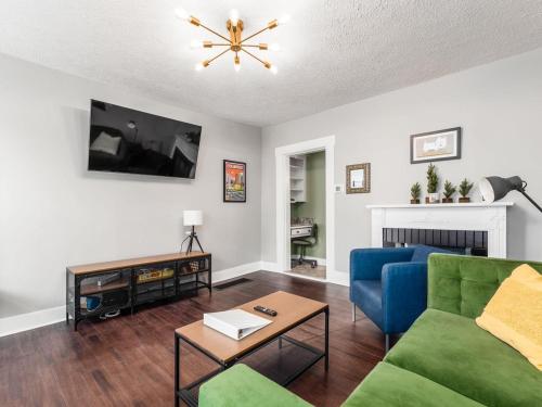 a living room with a couch and a table at Blenkner Bungalowgvillagepetsok in Columbus