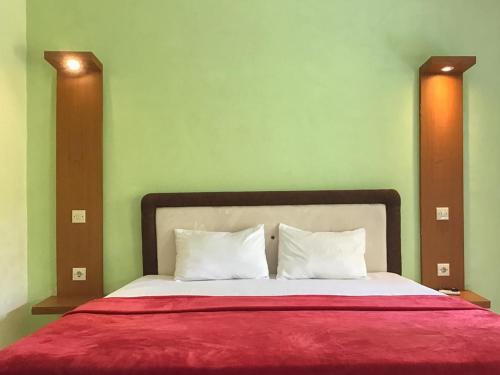 Ένα ή περισσότερα κρεβάτια σε δωμάτιο στο Pondok Mesari Padma Legian RedPartner