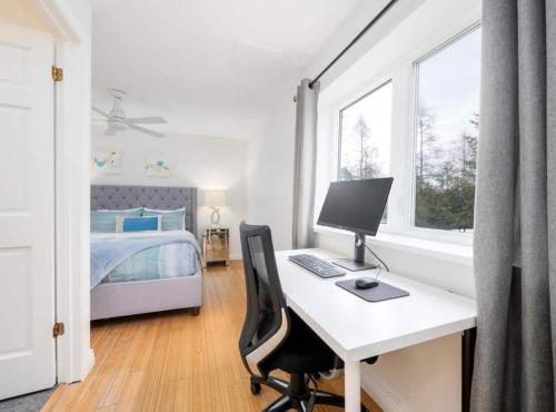 Televisyen dan/atau pusat hiburan di Stunning Waterfront W Spa Dog Run