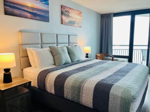 Postel nebo postele na pokoji v ubytování WINTER RATES! Gorgeous Oceanfront Suite! 1Br Condo, Dog friendly! 706