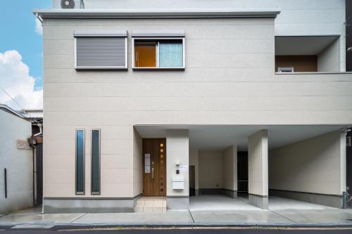una fachada de una casa con una puerta en 静和 旅タイム千本南, en Osaka