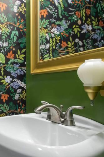 baño con lavabo, espejo y una foto en Hot Cocoa Bar 4 Season Porch Wwood Stove, en Pocono Country Place