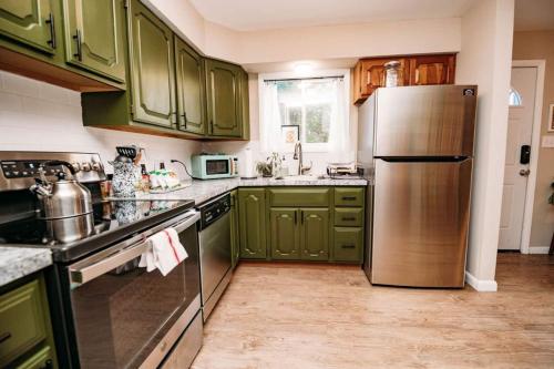 Una cocina o zona de cocina en Hot Cocoa Bar 4 Season Porch Wwood Stove
