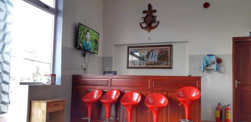 Una televisión o centro de entretenimiento en Bảo Lộc Hotel Lagi