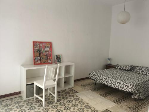 Habitación grande con balcón y mucha luz